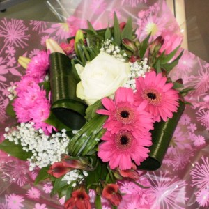 Bouquet rond de fleurs mélangées de tons pastels