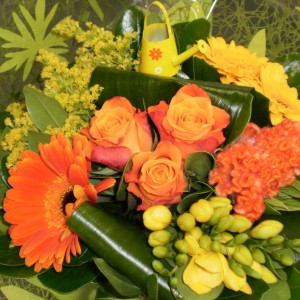 Bouquet rond de fleurs mélangées de tons orange